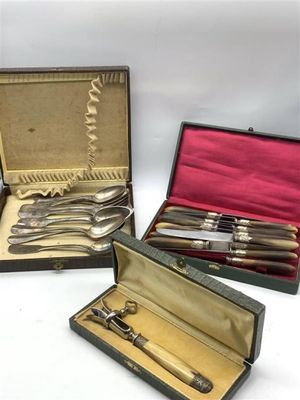 Partie de ménagère en métal argenté comprenant : 3 grandes f…