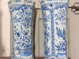 une paire de vases bleus et blancs posés sur une table en bois