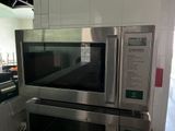 un micro-ondes encastré dans le mur de la cuisine