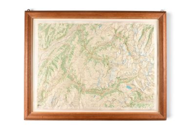 carte encadrée représentant une chaîne de montagnes sur fond blanc