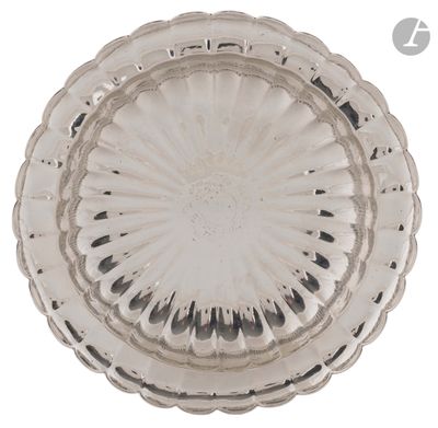l'image d'un plateau d'argent orné d'un motif floral