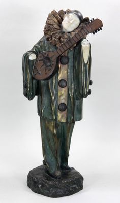 statue d'un homme tenant une guitare à la main