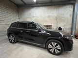 Le SUV noir est garé dans le garage d'un immeuble.