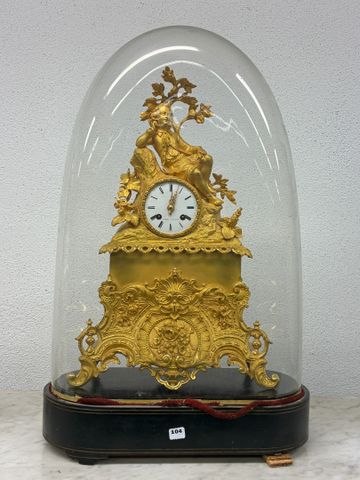 Pendule de cheminée en bronze doré Napoléon III à décor d’un gent
