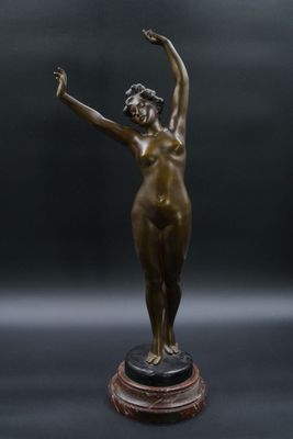 une image représentant une statue en bronze d'une femme posée sur un socle en marbre