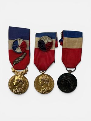 Ensemble de Deux médailles en métal doré et ruban Honneur-Tr…