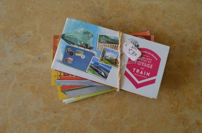 une pile de cartes postales posée sur une table