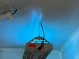 une lumière suspendue au plafond d'une pièce