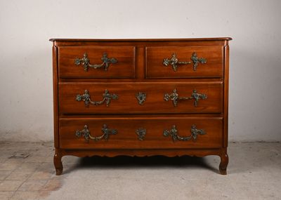 Commode en noyer à quatre tiroirs sur trois rangs