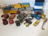 un grand nombre de camions jouets posés sur une table