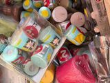une boîte remplie de jouets et d'autres objets divers