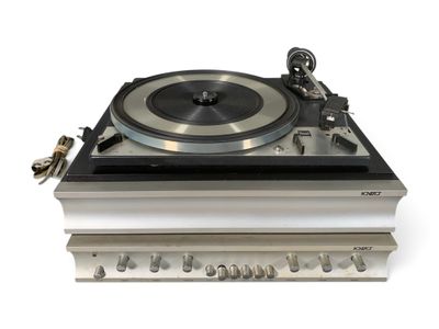 une platine posée sur une table