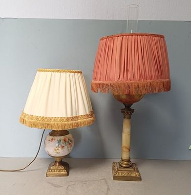 deux lampes posées l'une à côté de l'autre sur une table