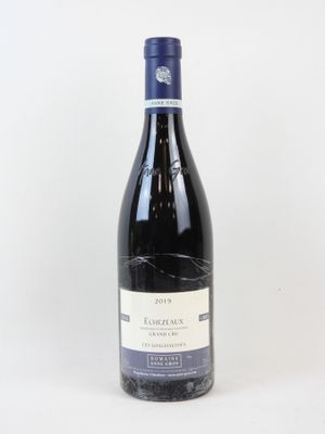 une bouteille de vin posée sur une table