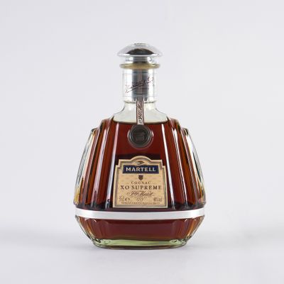 une photo d'une bouteille de cognac posée sur une table