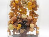 une cloche en verre contenant un bouquet de fruits