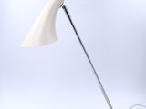 une image d'une lampe de bureau sur fond blanc