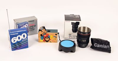 de nombreux objets posés sur une surface blanche