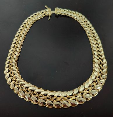 un collier à chaîne en or composé de maillons ovales et muni d'un fermoir