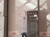 une vitrine sur laquelle est posée une bouteille d'eau