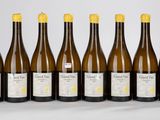six bouteilles de vin blanc alignées