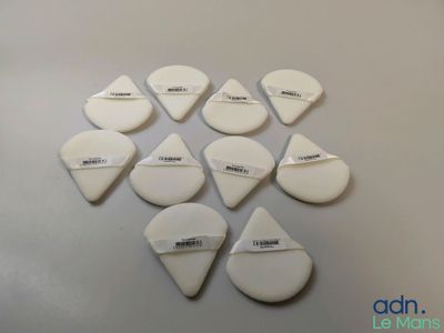 plusieurs médiators blancs disposés en cercle