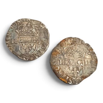 deux pièces d'argent sur lesquelles est représenté un blason