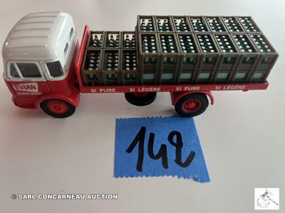 un camion miniature avec plein de caisses à l'arrière