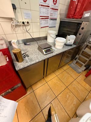 une cuisine équipée d'une cuisinière, d'un évier et d'un plan de travail