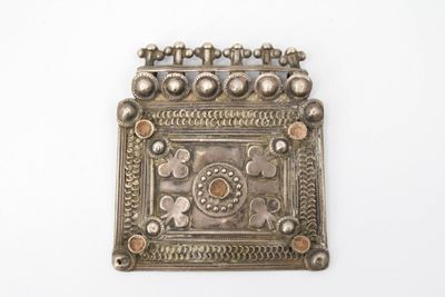 Pendentif carré en métal argenté doté de six bélières, orné …