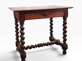 une vieille table en bois surmontée d'un tiroir
