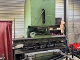 une grande machine installée dans un bâtiment