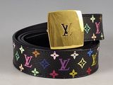 une ceinture noire ornée de lettres multicolores et d'une boucle dorée