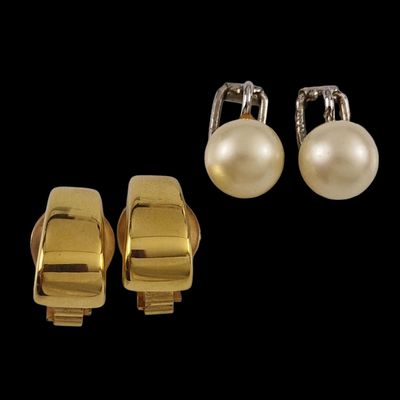 deux paires de boucles d'oreilles en or et perles et une paire de boucles d'oreilles