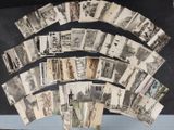 beaucoup de vieilles photos sur la table ensemble