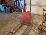 quelqu'un est en train de travailler sur un appareil dans un garage