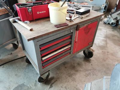 un établi sur lequel sont posés des outils dans un garage
