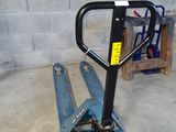 un diable bleu qui se trouve dans un garage