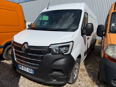 une camionnette blanche garée à côté d'autres camionnettes