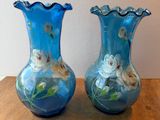 deux vases posés sur une table