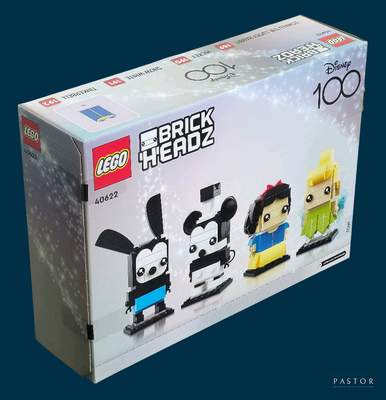 une boîte de Lego posée sur une table
