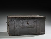 Petit coffre fort en fer forgé et âme de bois, à anses latér… (photo 2)