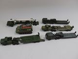 beaucoup de véhicules militaires et de camions miniatures sur la table
