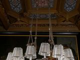 un lustre suspendu au plafond d'une pièce