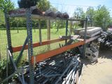un gros tas de métal et de bois au bord de la route