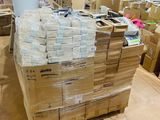 une grande quantité de cartons empilés les uns sur les autres dans un entrepôt