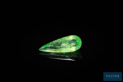 un losange vert sur fond noir