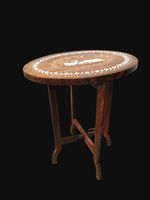 Petite table d appoint ovale a décor d incrustation (os) rep…