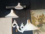 trois lampes blanches suspendues au plafond dans une pièce