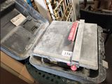 plusieurs bagages posés sur une table dans une pièce
